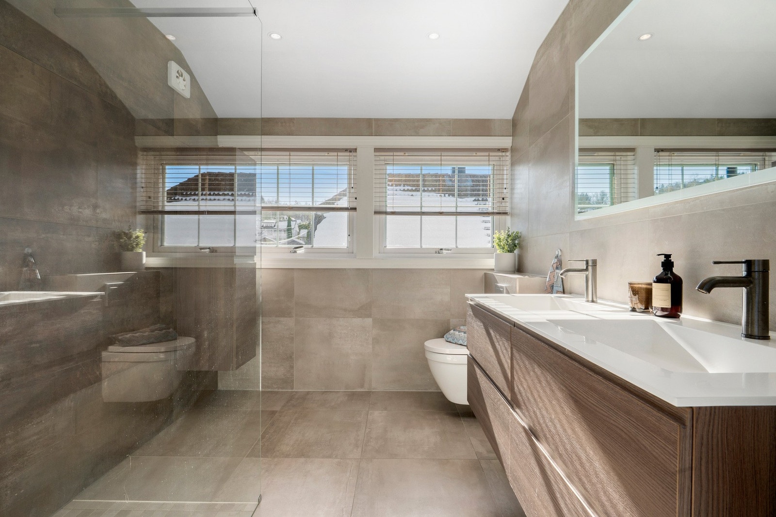 Videre inn i 2. etasje finner du et lekkert, helfliset bad fra 2019 med varme i gulv og downlights i himling Galleribilde