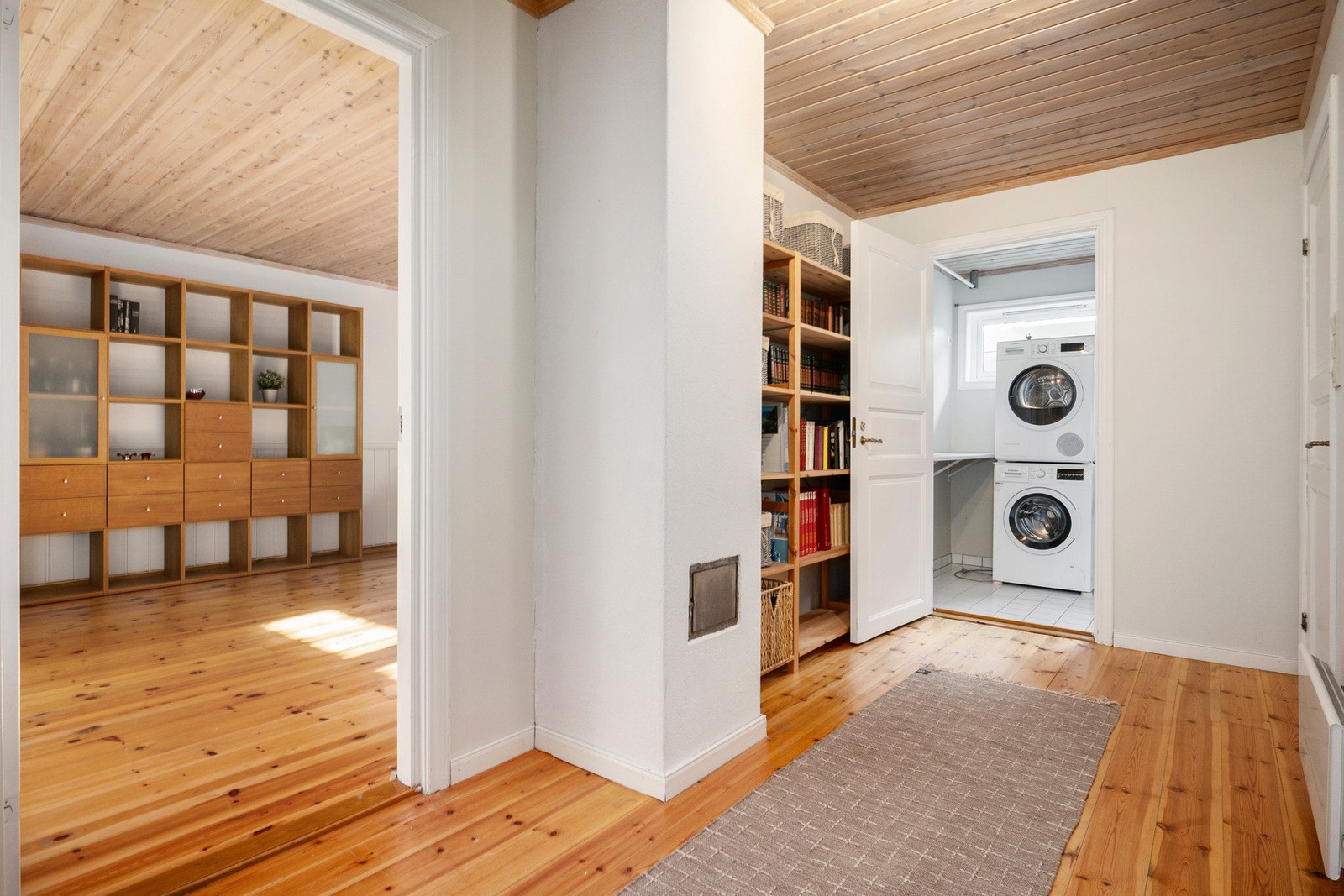 I kjelleren finner du også et separat vaskerom med flislagt gulv med varme Galleribilde