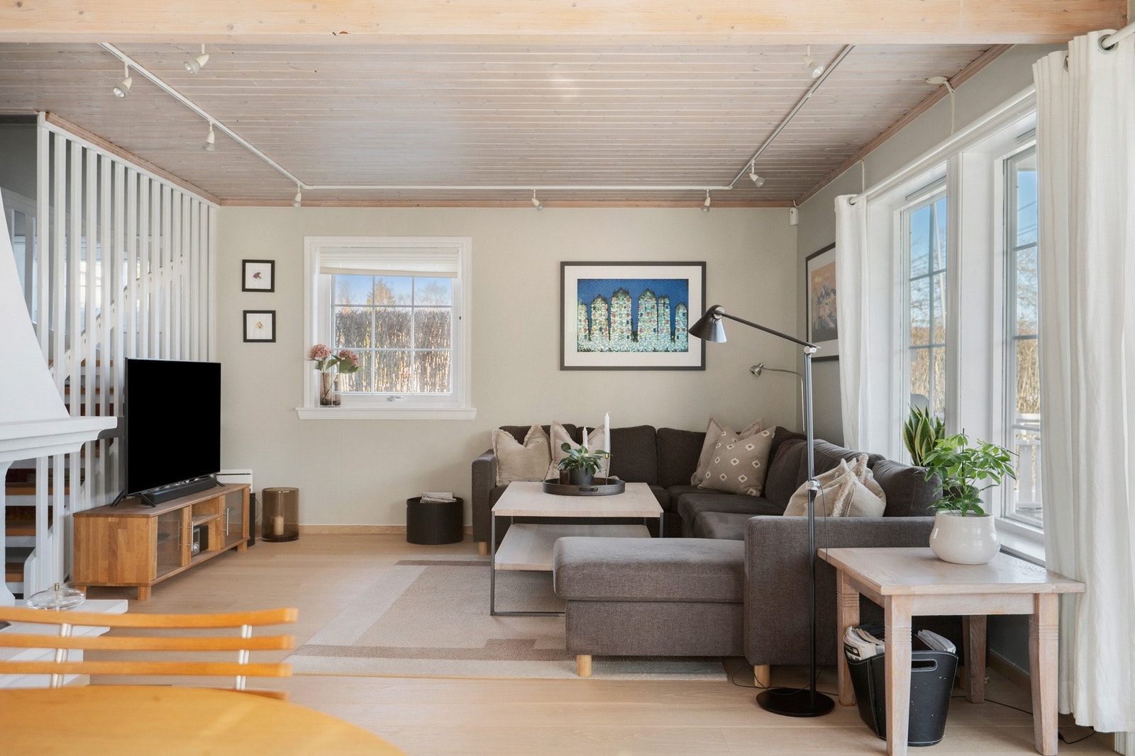 Dette er et naturlig sted å møblere med en større sofagruppe og annet tilhørende møblement Galleribilde