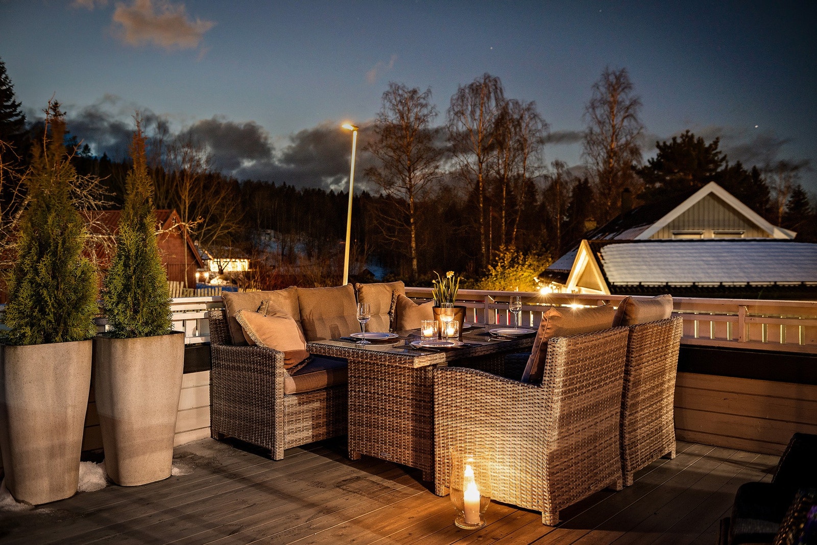 Terrassen ligger høyt og fritt og byr på en lun atmosfære Galleribilde