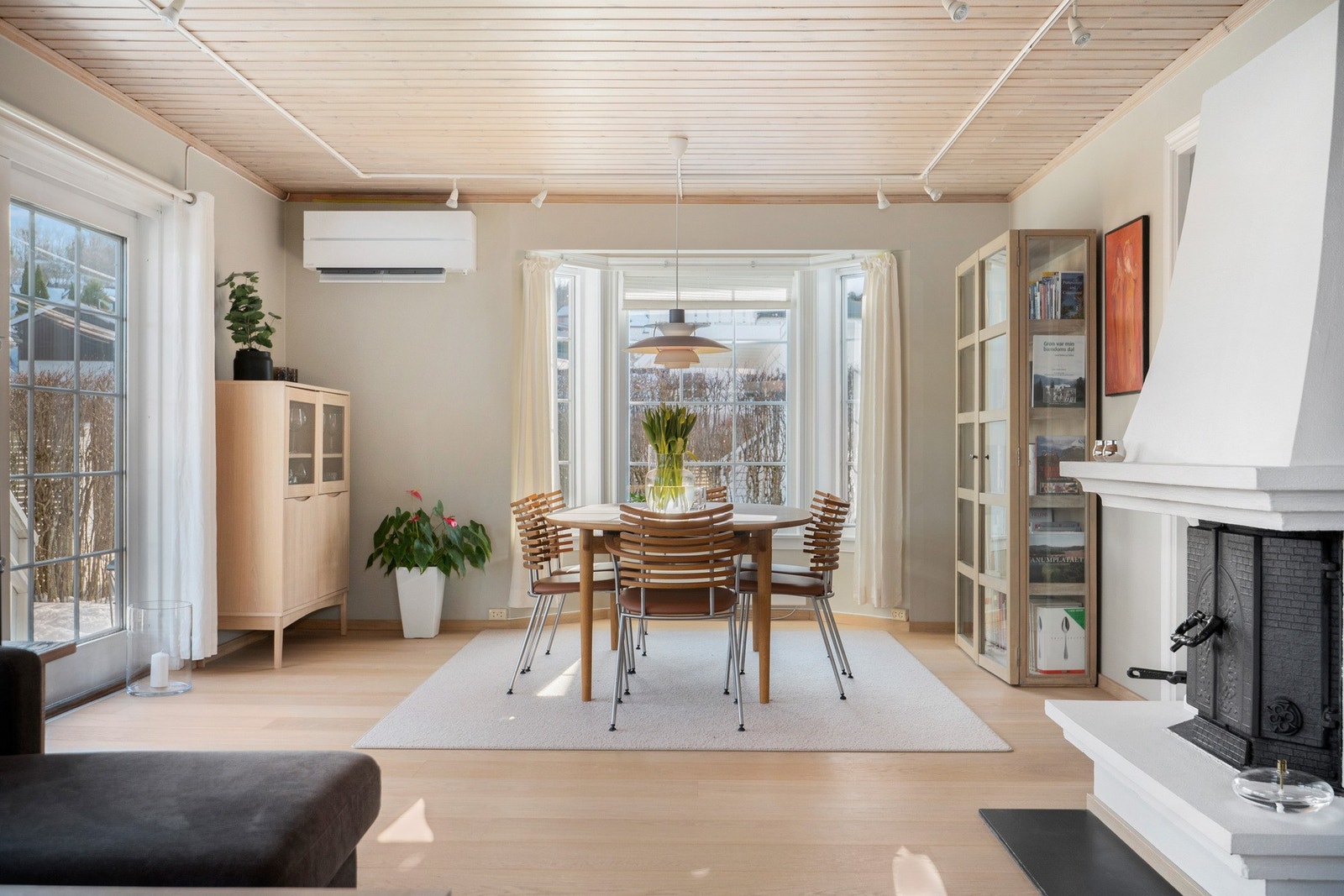 Det romslige oppholdsrommet tillater deg å innrede flere soner Galleribilde