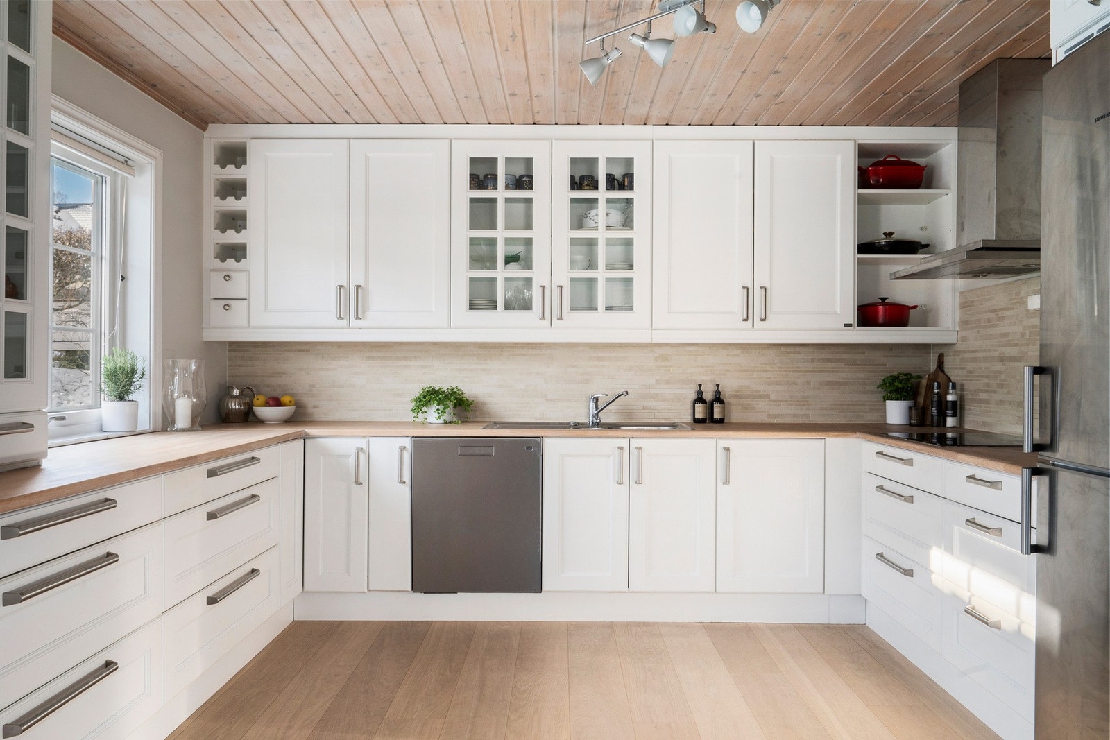 Kjøkkenet har integrert stekeovn, mikrobølgeovn og platetopp. Videre er det avsatt plass til frittstående kjøleskap med fyrs og oppvaskmaskin Galleribilde