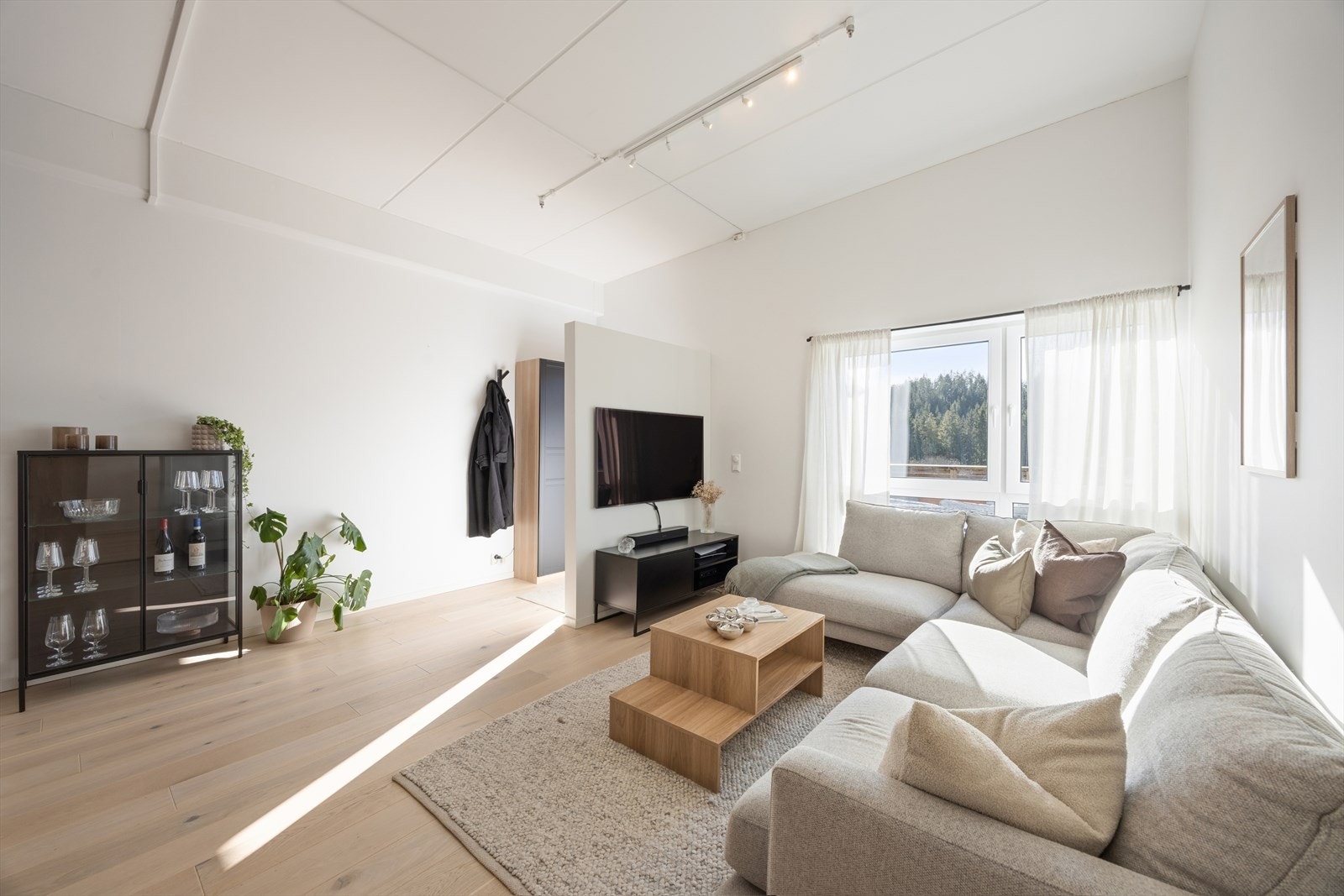 Stuen er av meget god størrelse med god takhøyde som gir en god følelse Galleribilde