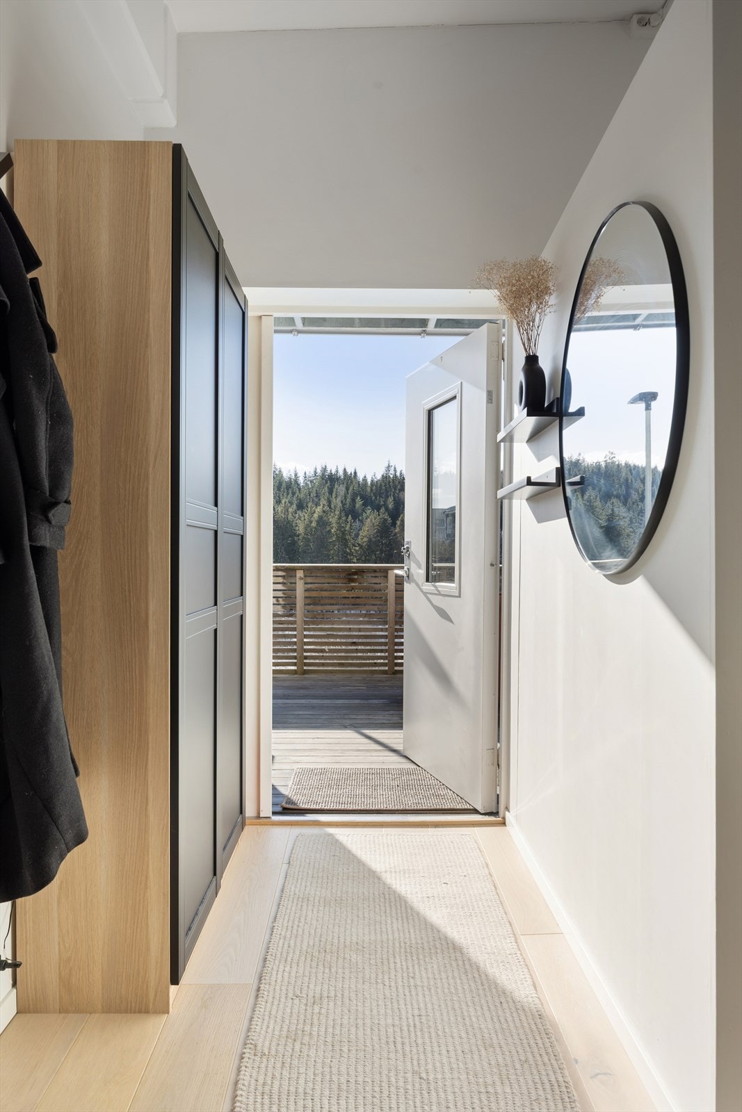 En fin løsning med oppsatt skillevegg som gjør plass til garderobeskap, yttertøy og sko Galleribilde