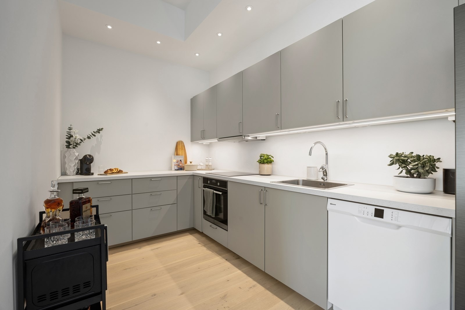 Det er godt med skap- og benkeplass, samt montert downlights i himling som sørger for godt arbeidslys Galleribilde