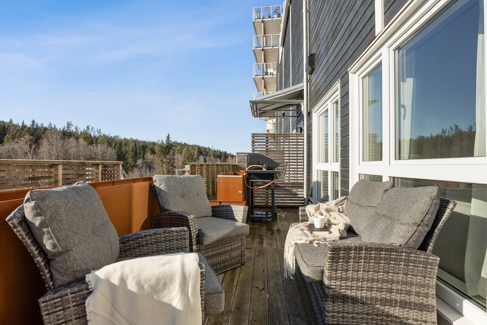 Uteplassen er vendt mot sydvest, og har meget gode solforhold. Det er god plass til en sittegruppe og grill Galleribilde