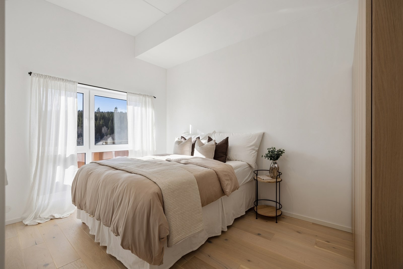 Soverom er av god størrelse med plass til dobbeltseng og nattbord Galleribilde