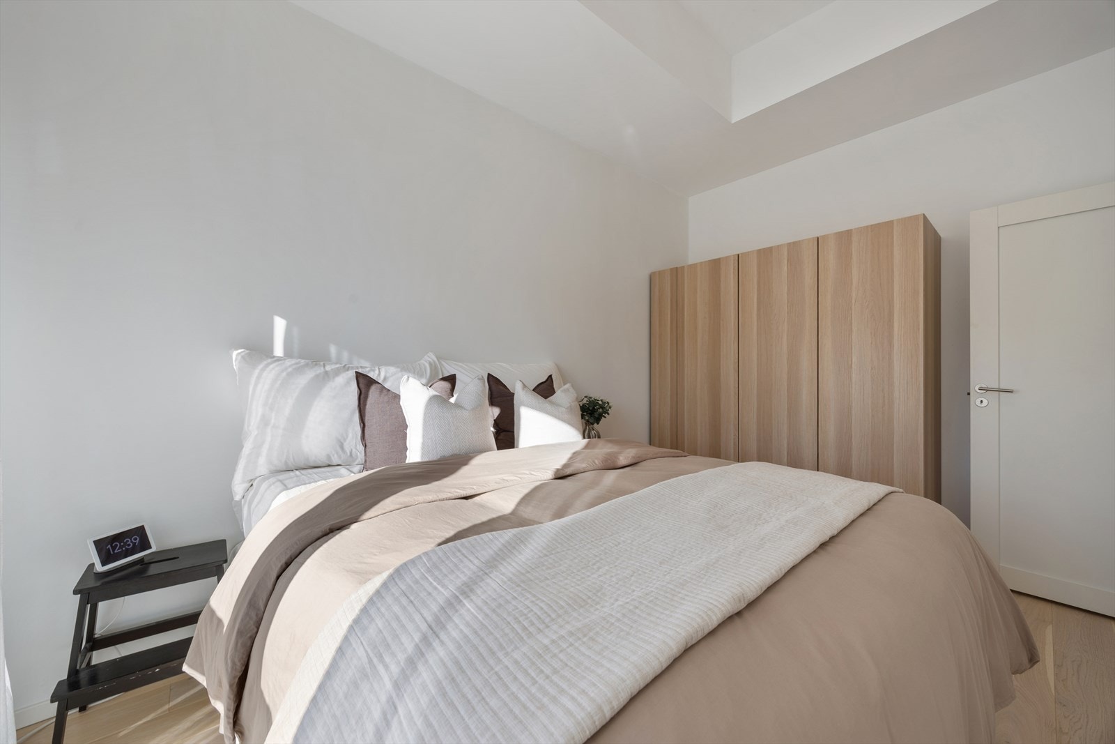 Det er også god plass til et romslig garderobeskap med god oppbevaringsplass Galleribilde