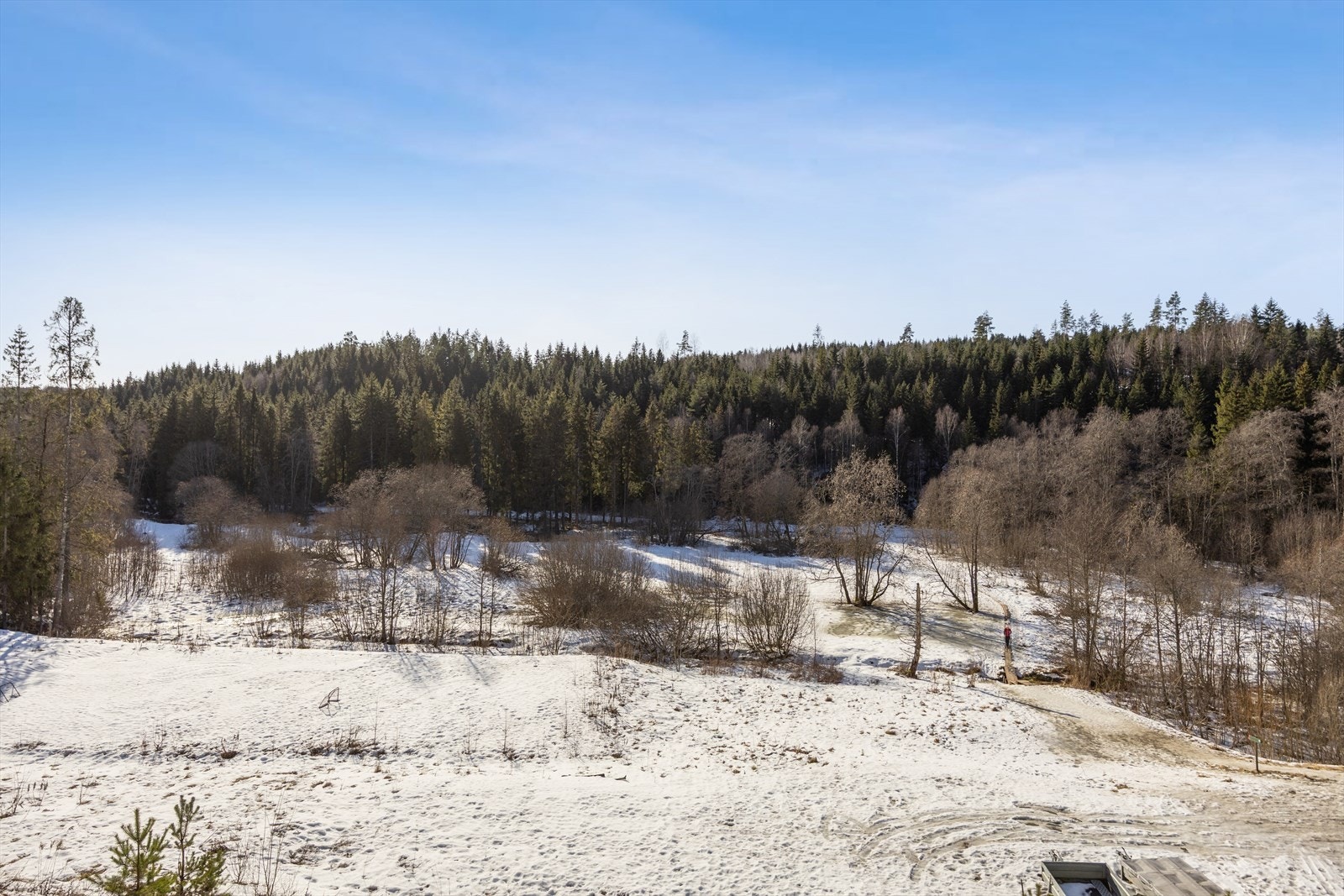 Uteplassen ligger med fin utsikt over nærområdet som kan by på fine turstier og lysløyper Galleribilde