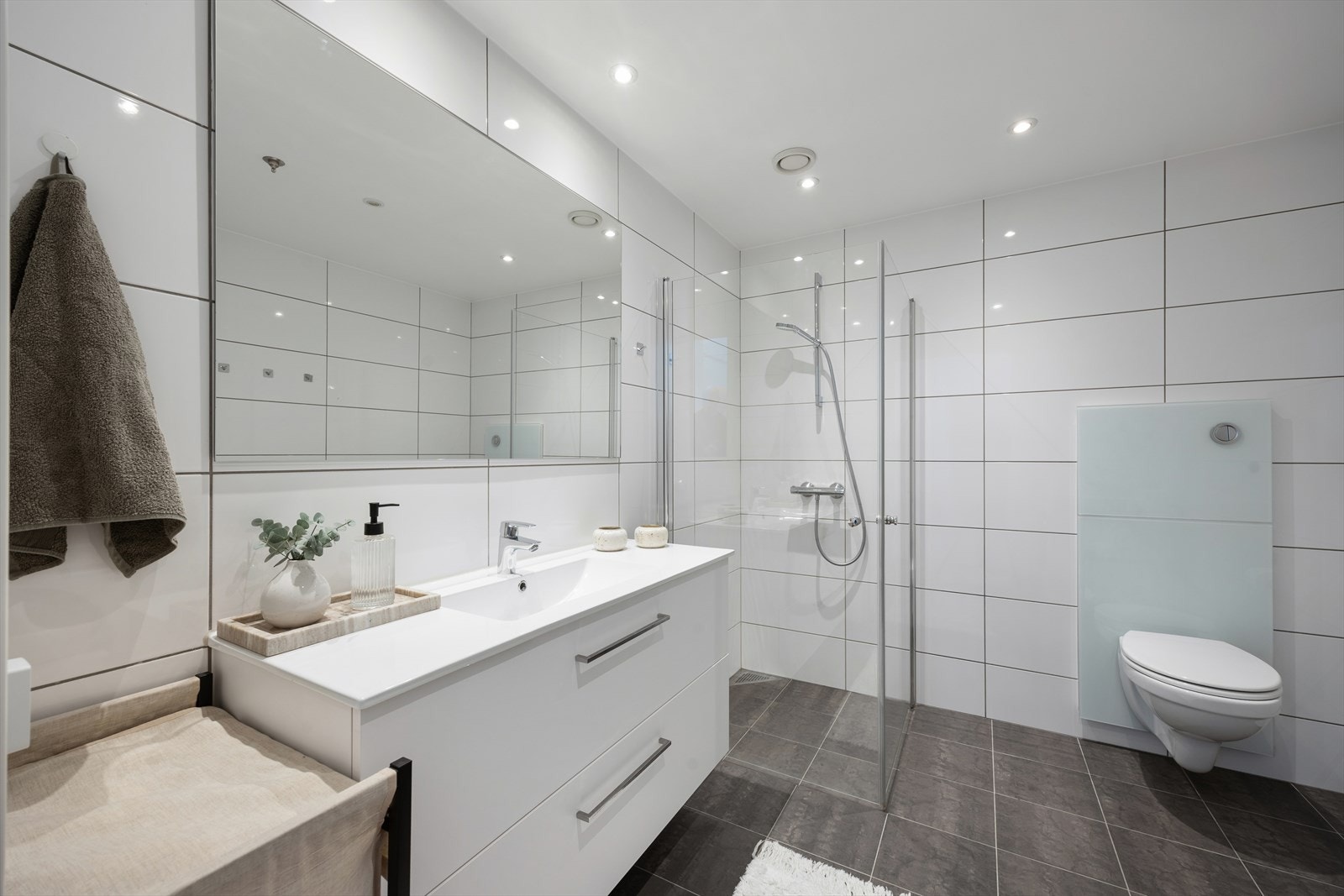 Det er godt med oppbevaringsplass i store skuffer Galleribilde