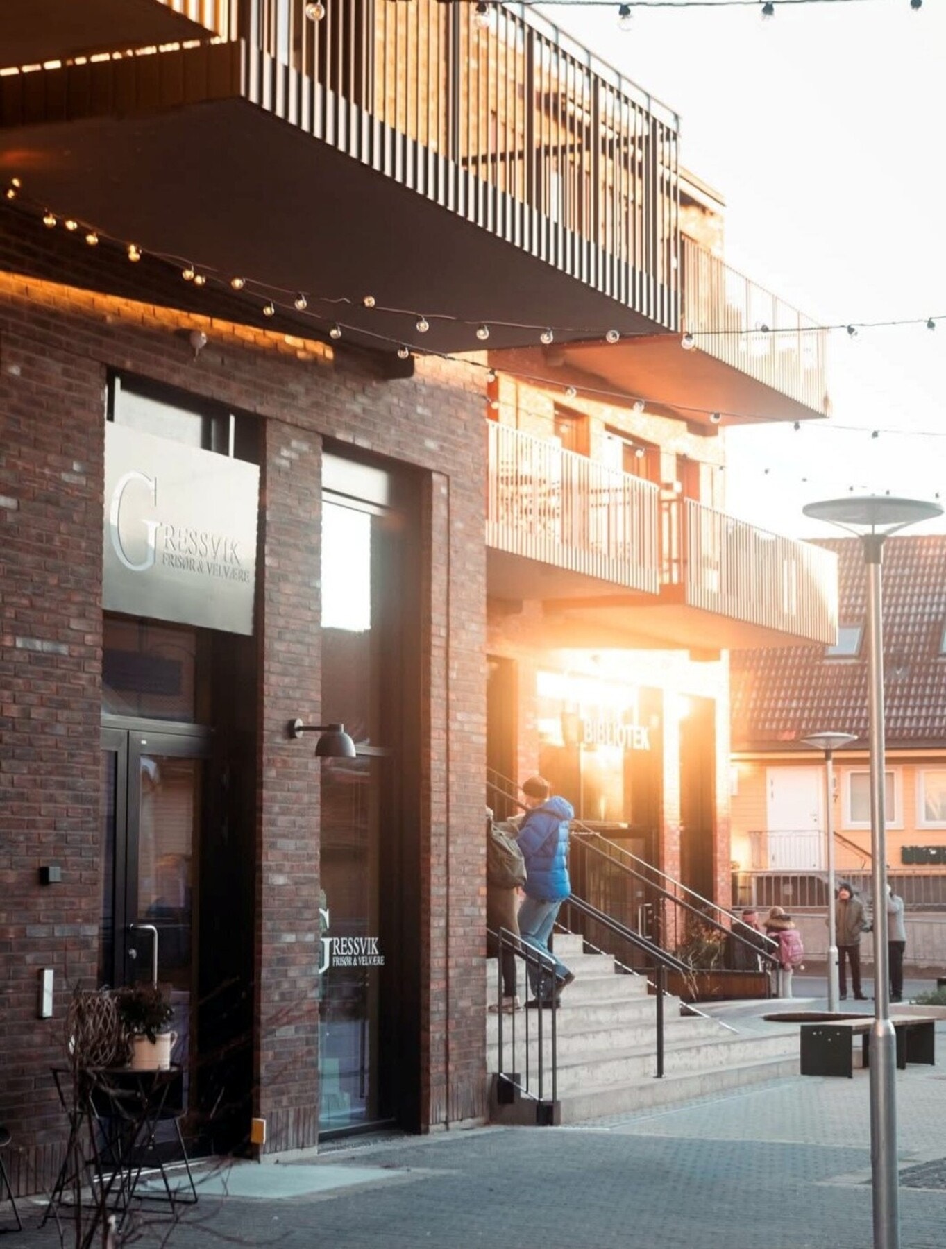 Nye Gressvik Torg med butikker, Bibliotek, restauranter, gullsmed m.m Galleribilde