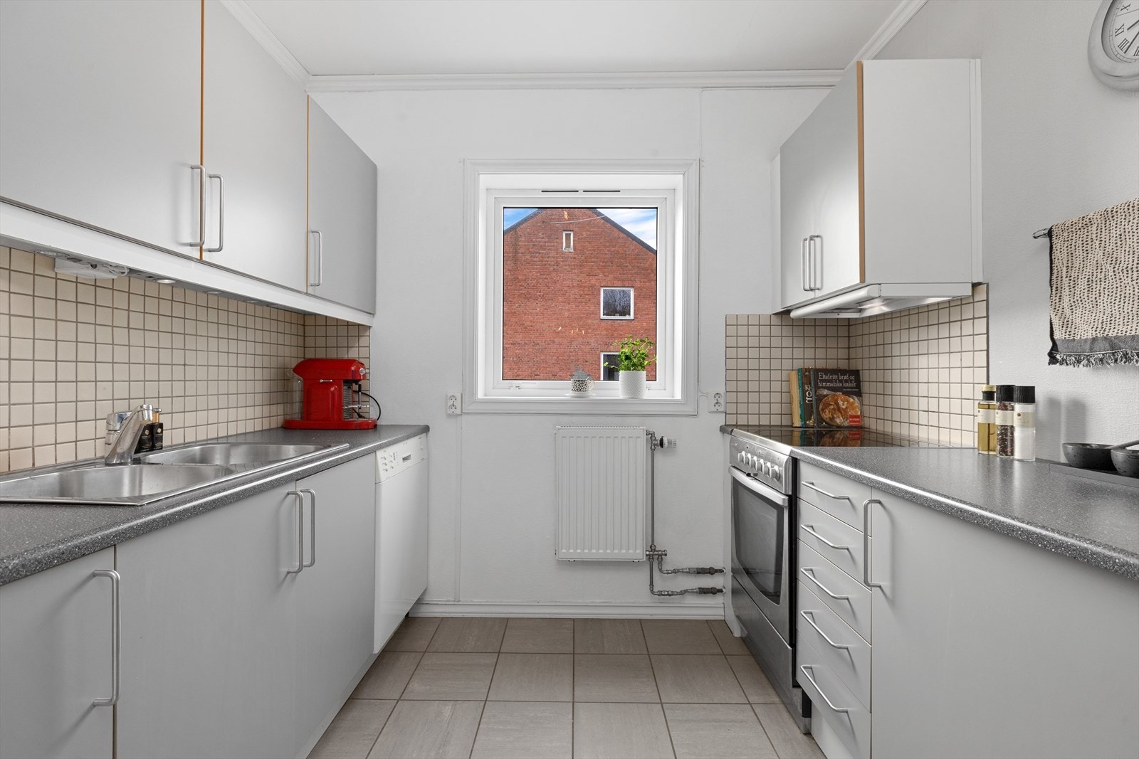 Kjøkken har lys innredning Galleribilde