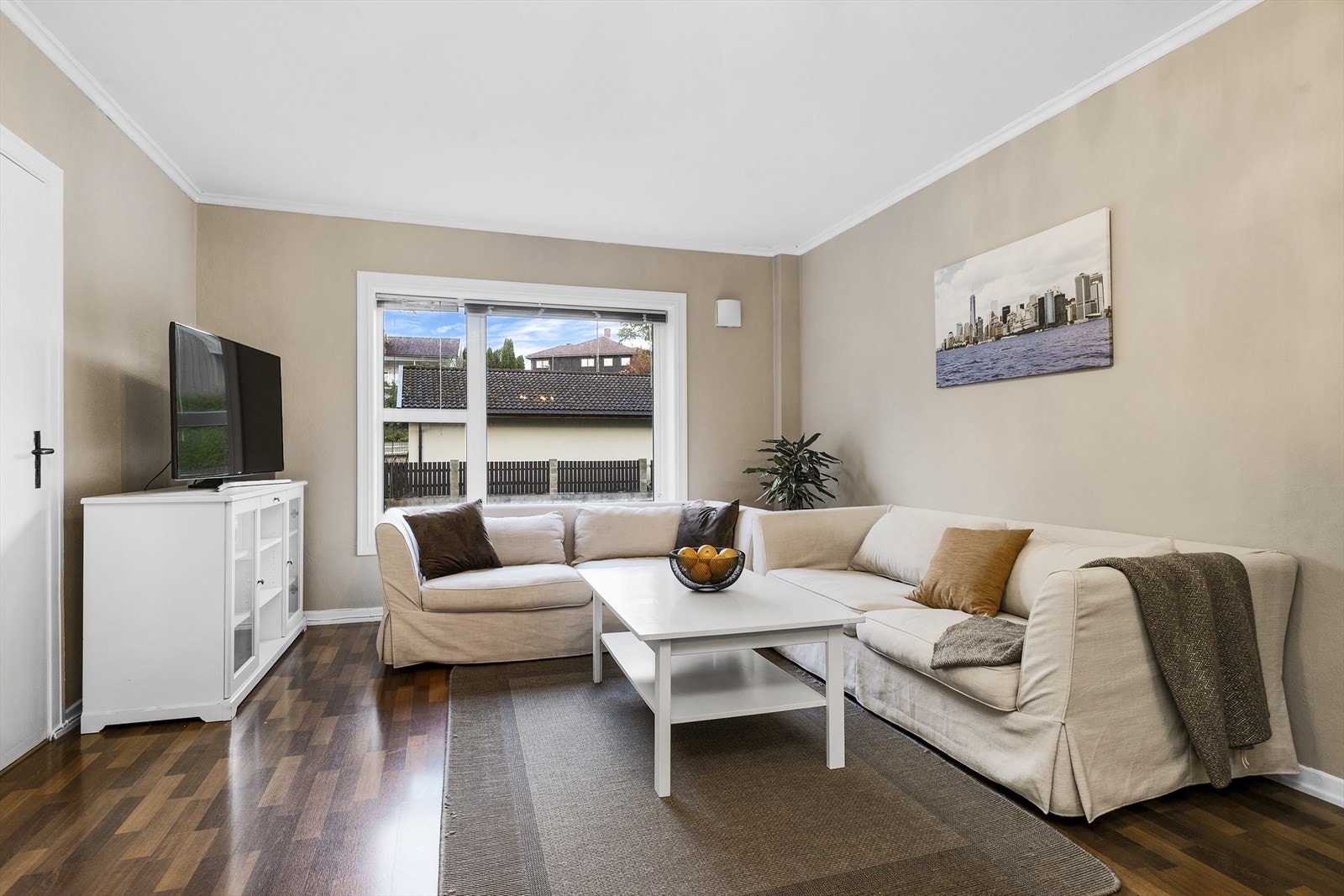 Fint sofahjørne med gode lysforhold Galleribilde