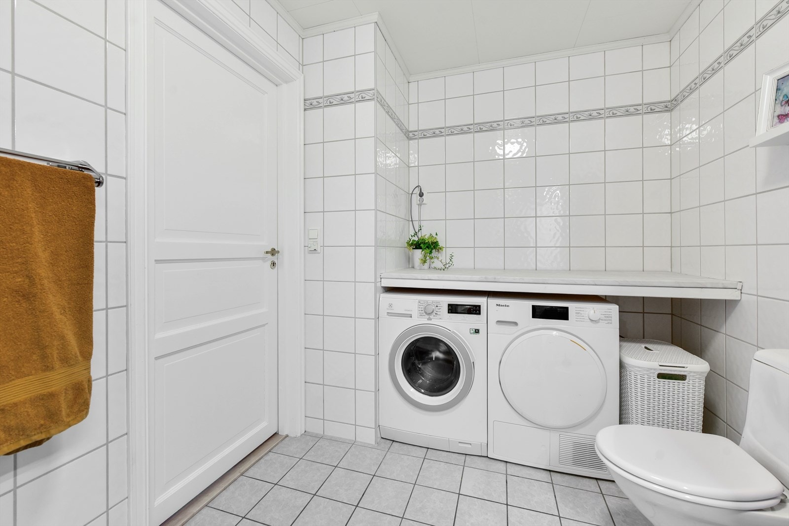 Opplegg for vaskemaskin og tørketrommel er plassert i praktisk nisje. Galleribilde