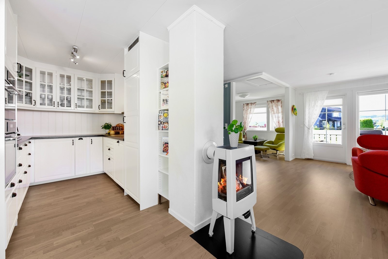 Hvitevarer på kjøkken medfølger - integrert oppvaskmaskin, kjøl/frys, micro og komfyr med steketopp. Galleribilde