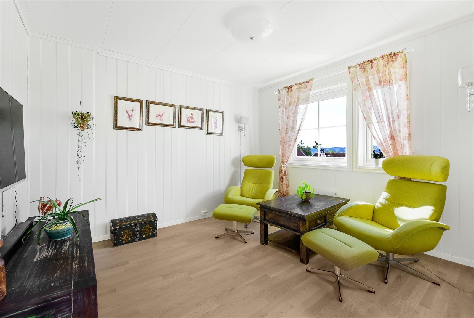 På den opprinnelige plantegningen var det et soverom i denne etasjen. Nåværende eier har åpnet mot stue bruker rommet som tv-stue. Galleribilde