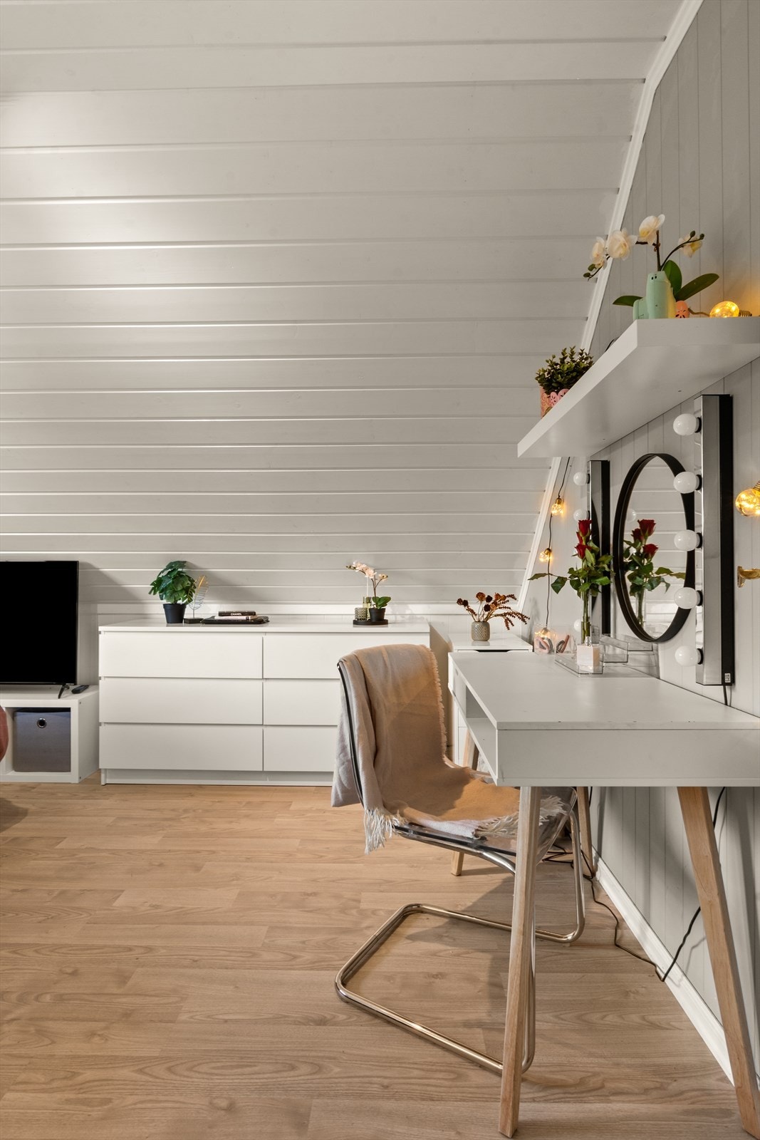 Her er det også plass til et sminkebord. Galleribilde