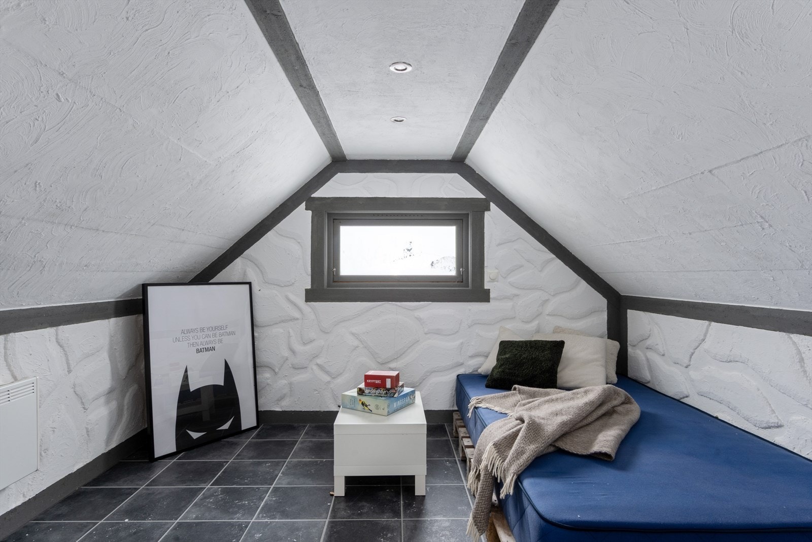 Oppå garasjen finner du dette kule rommet! Man-cave, spillrom, fjortisrom, Tv-rom eller hobbyrom! Her er det flust av muligheter for bruk av rommet! Galleribilde