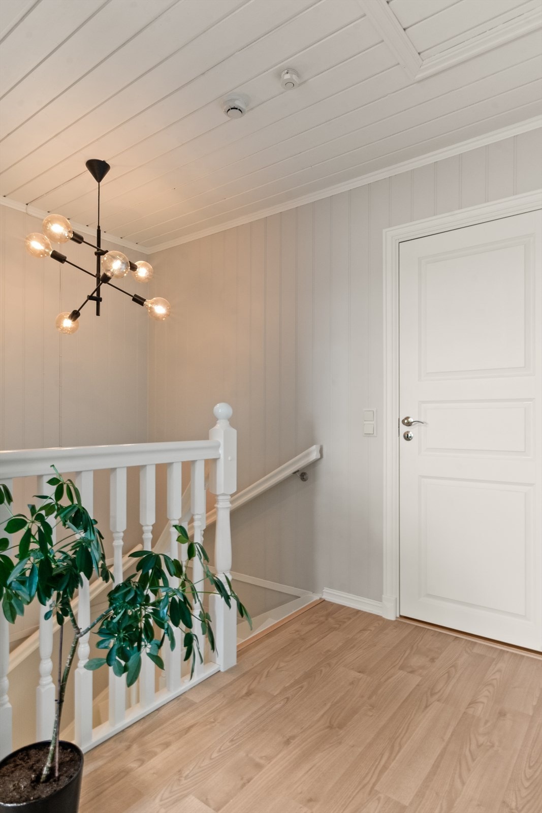 Ved siden av trappen er det en praktisk bod - kan dette bli en smart walk-in closet kanskje ? Galleribilde