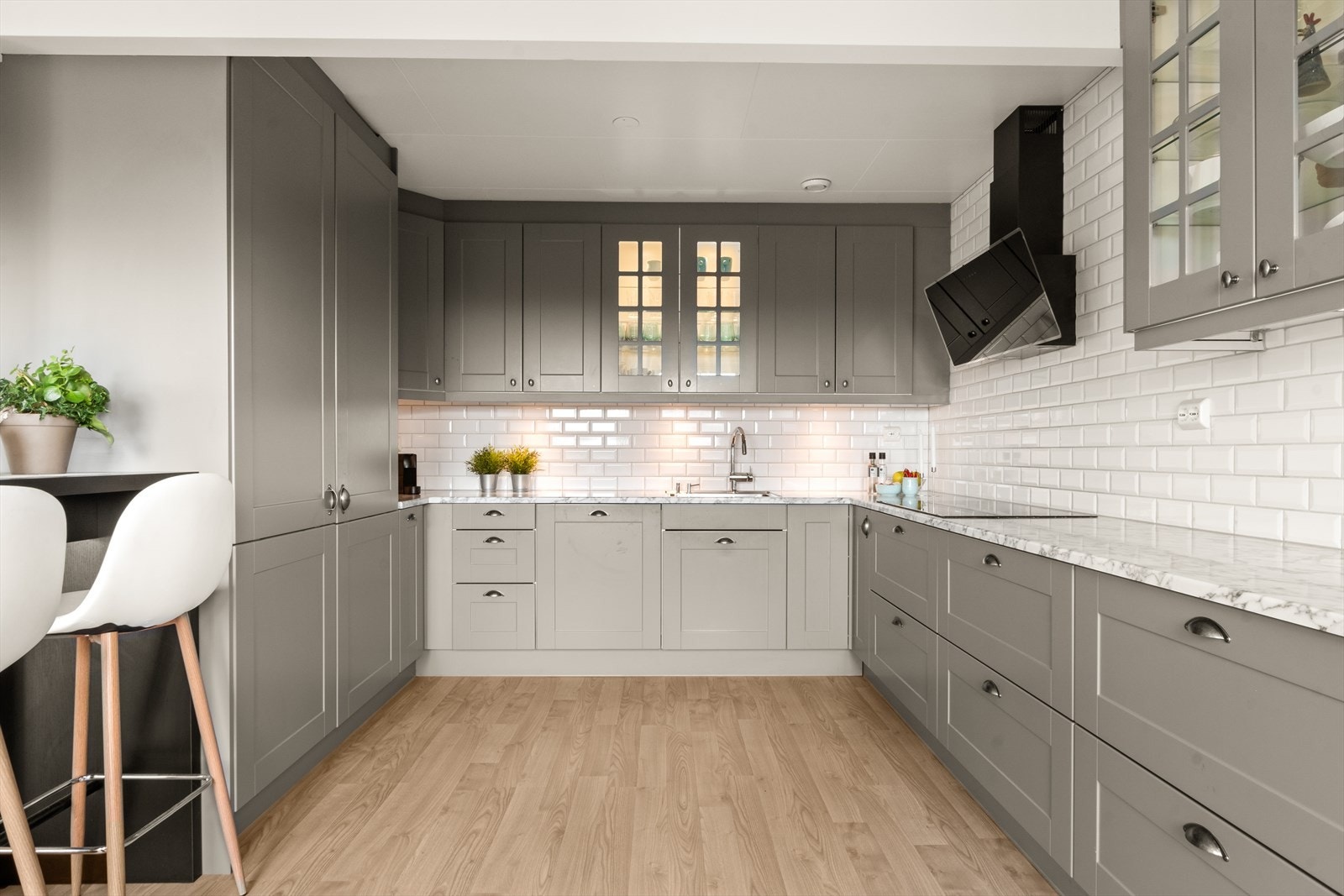 Romslig og delikat kjøkken med masse oppbevaring og benkeplass! Her er "alt på stell", delikat og pent rom rett og slett! Galleribilde