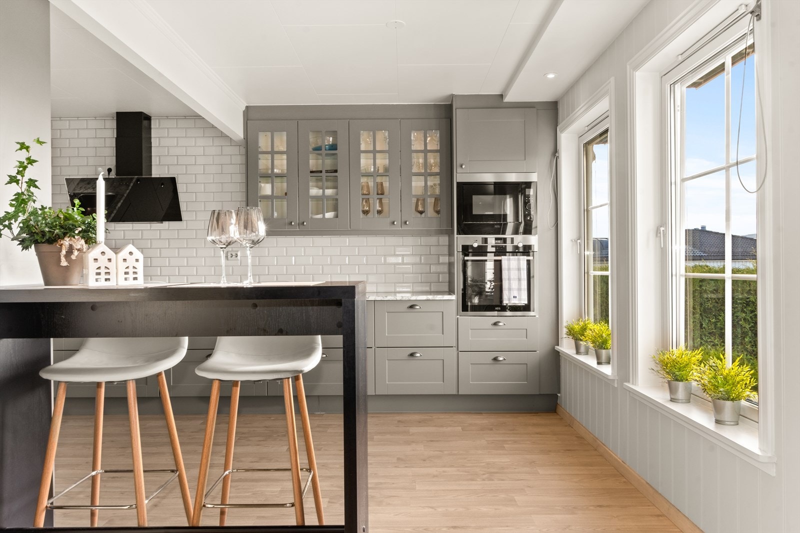 Det er åpen løsning mellom kjøkkenet og stuen - koselig avgrenset med sitteplass for to og en rask morgenkaffe :-) Galleribilde