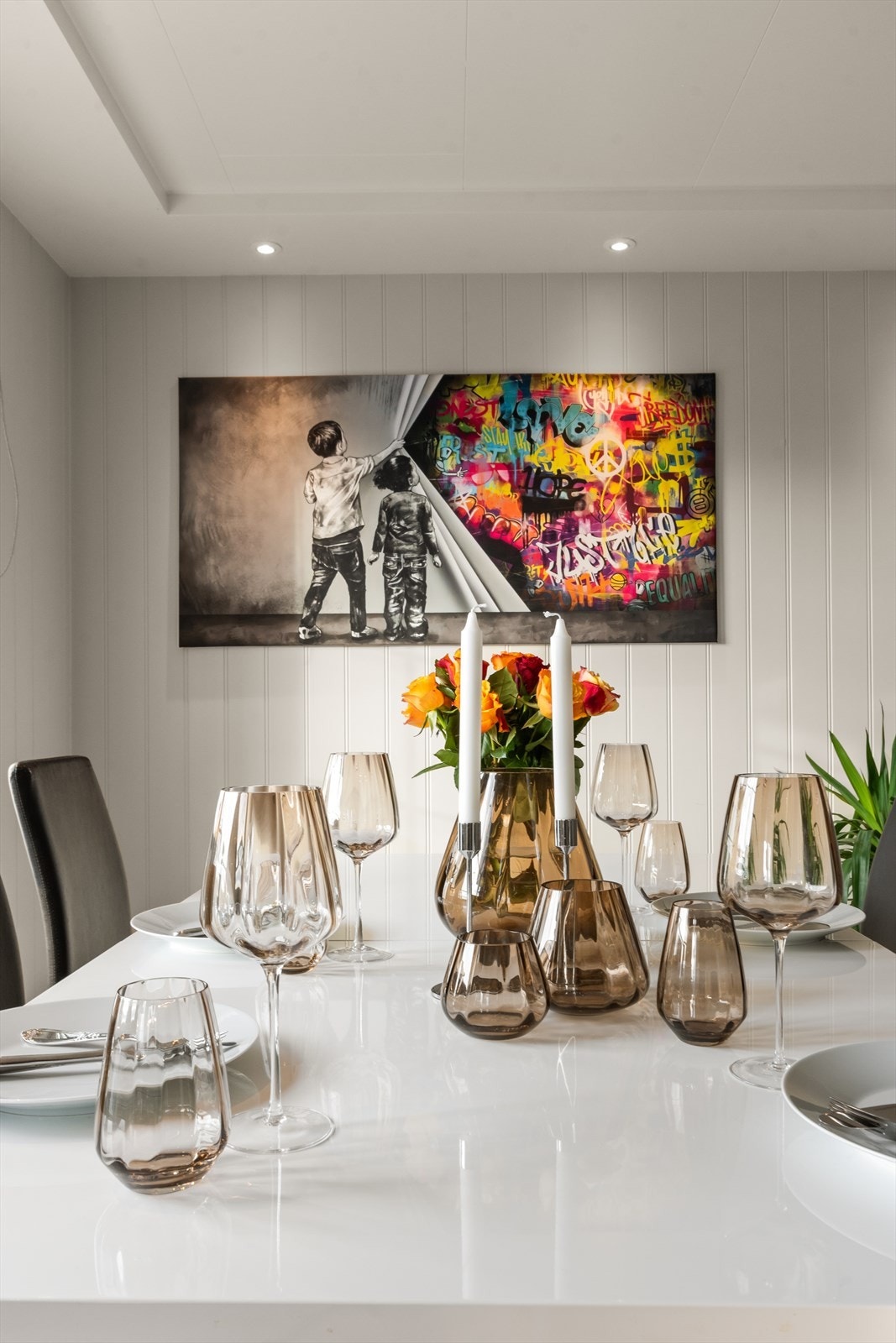 Stemningsfylt middagsbord! Bare å sjenke vin mens kokken flamberer pepperbiffen fra Peders :-) Galleribilde