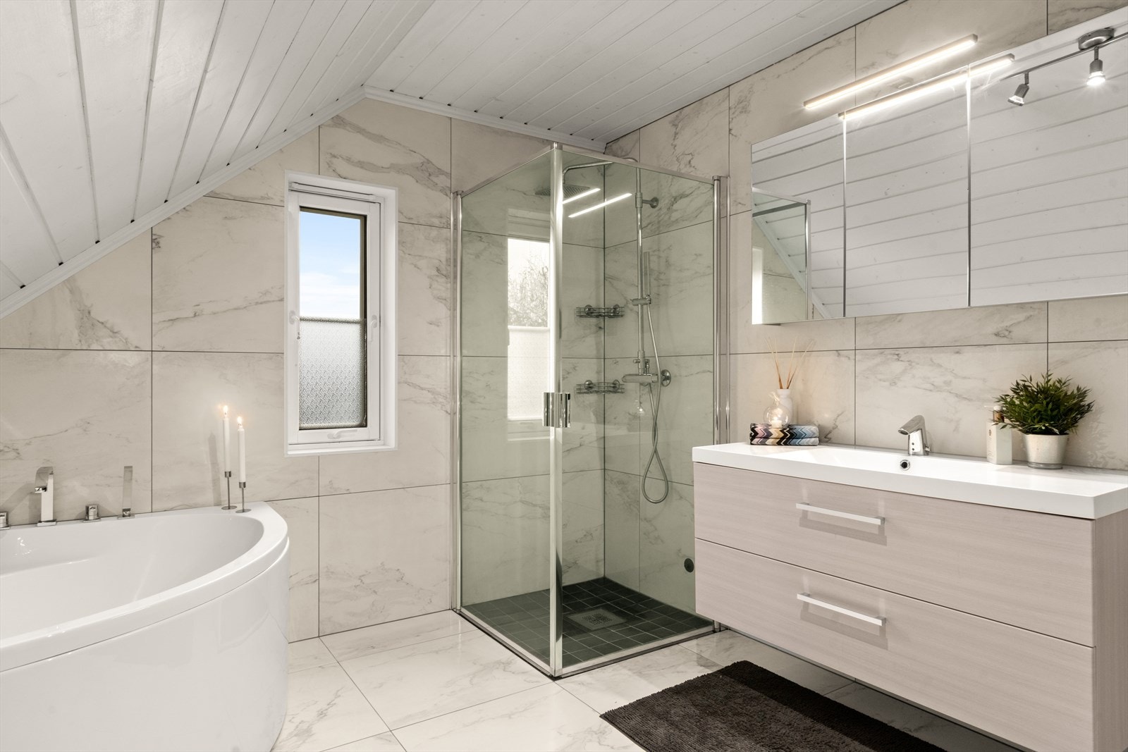 Lekre fliser med marmor på vegger og gulv! Galleribilde