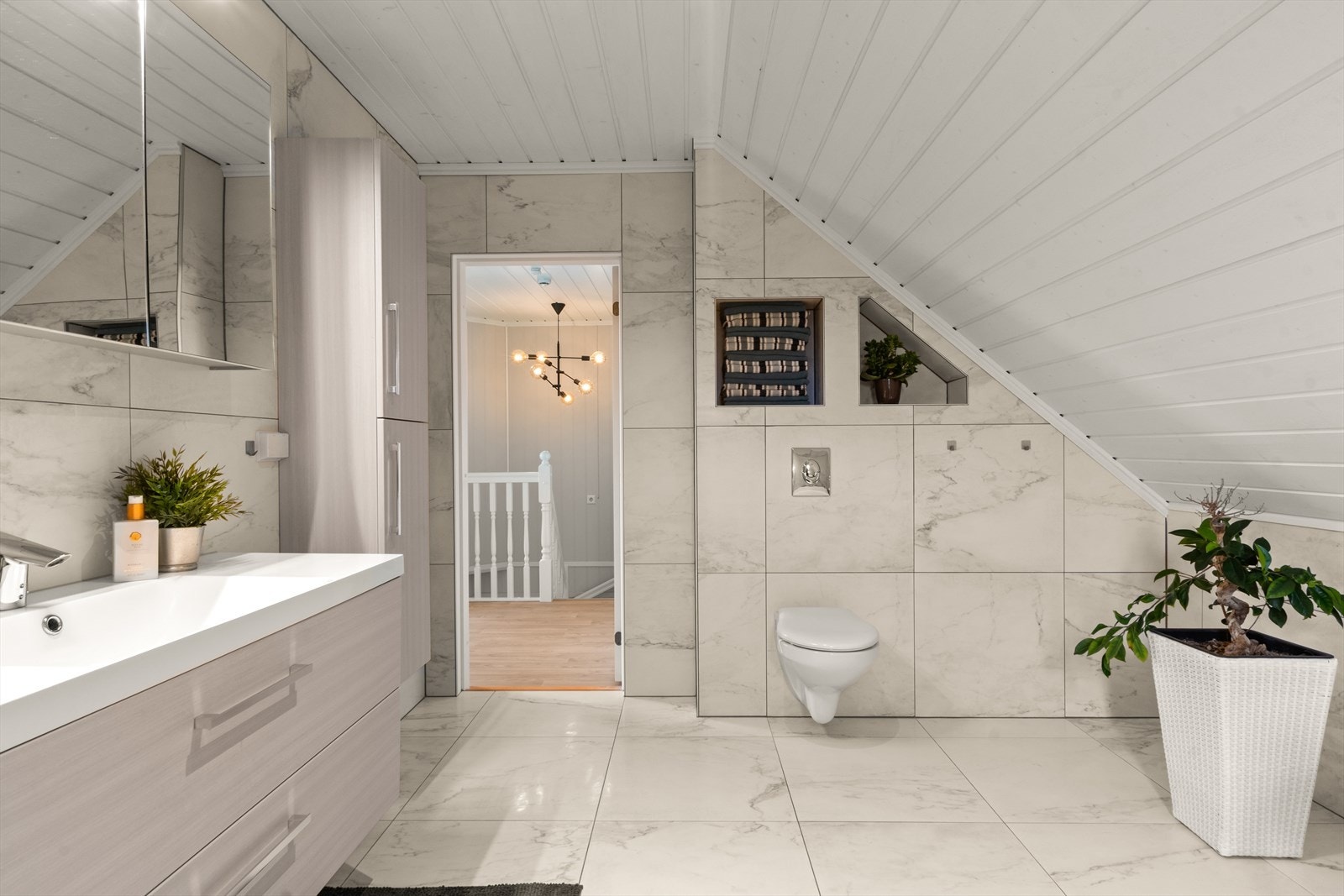 Fin innredning og bra med oppbevaring - smarte nisjer - lyst og lekkert ! Galleribilde