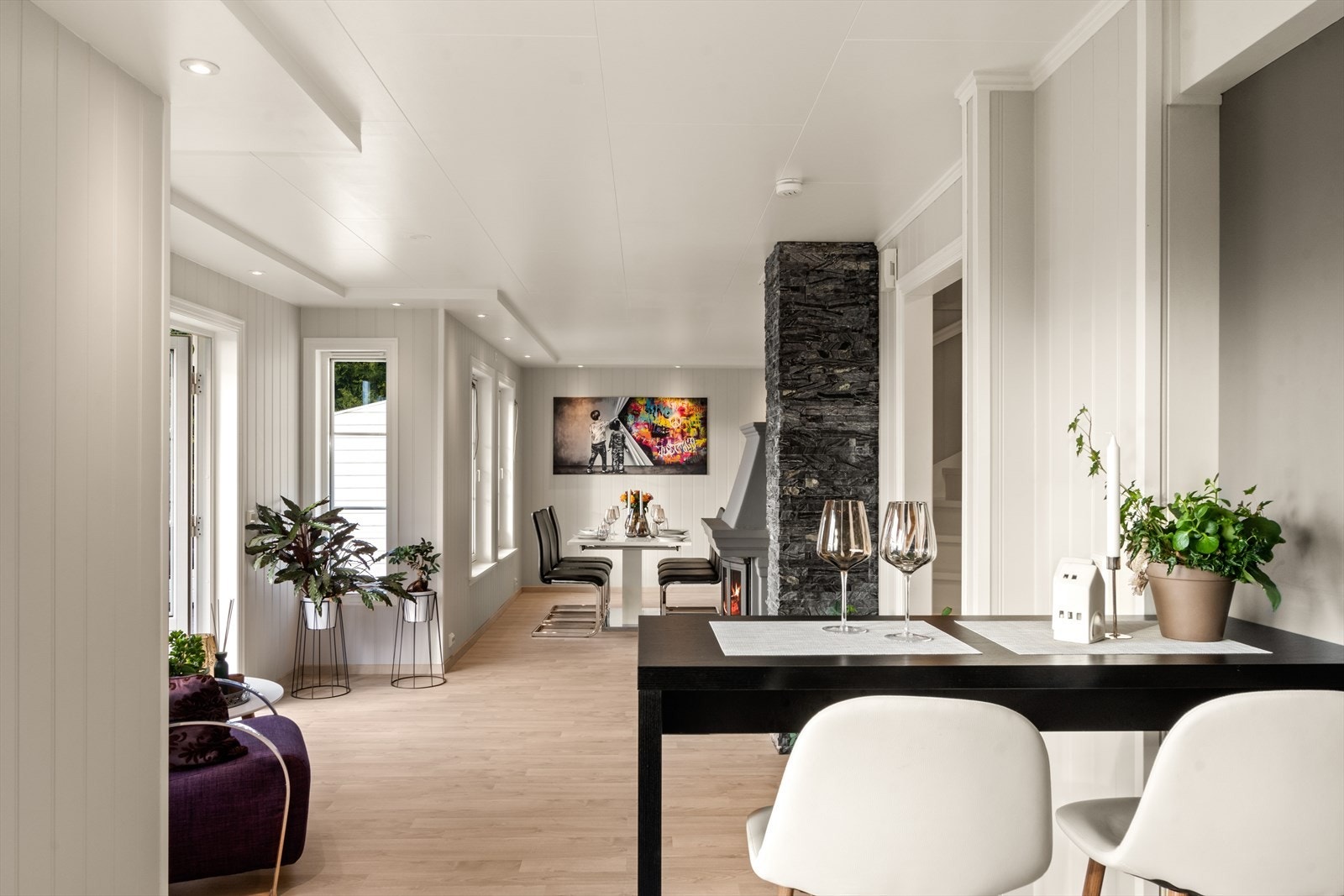 Åpent fra kjøkken mot spisestue - Finfin peisovn i mellom! Galleribilde