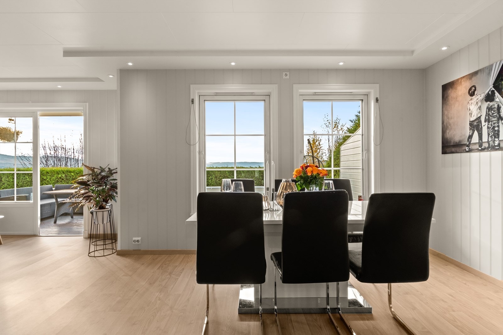 Det er jammen plass til et større spisebord her, så det er bare å invitere hele vennegjengen på middag! Galleribilde