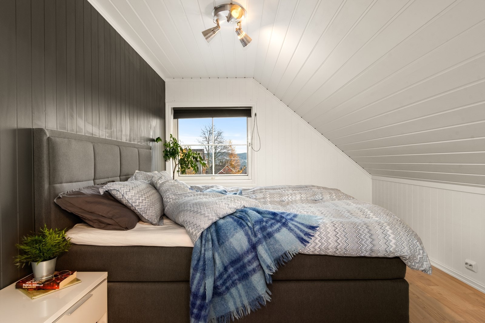 Hovedsoverommet - ene veggen er malt i grått og skaper en fin kontrast til det hvite. Galleribilde