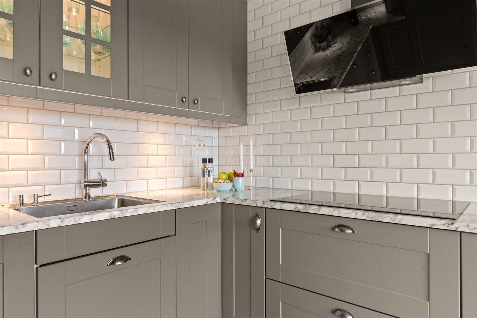 Kjøkkenet har fått klassiske og fine hvite fliser mellom overskap og benkeplate. Galleribilde