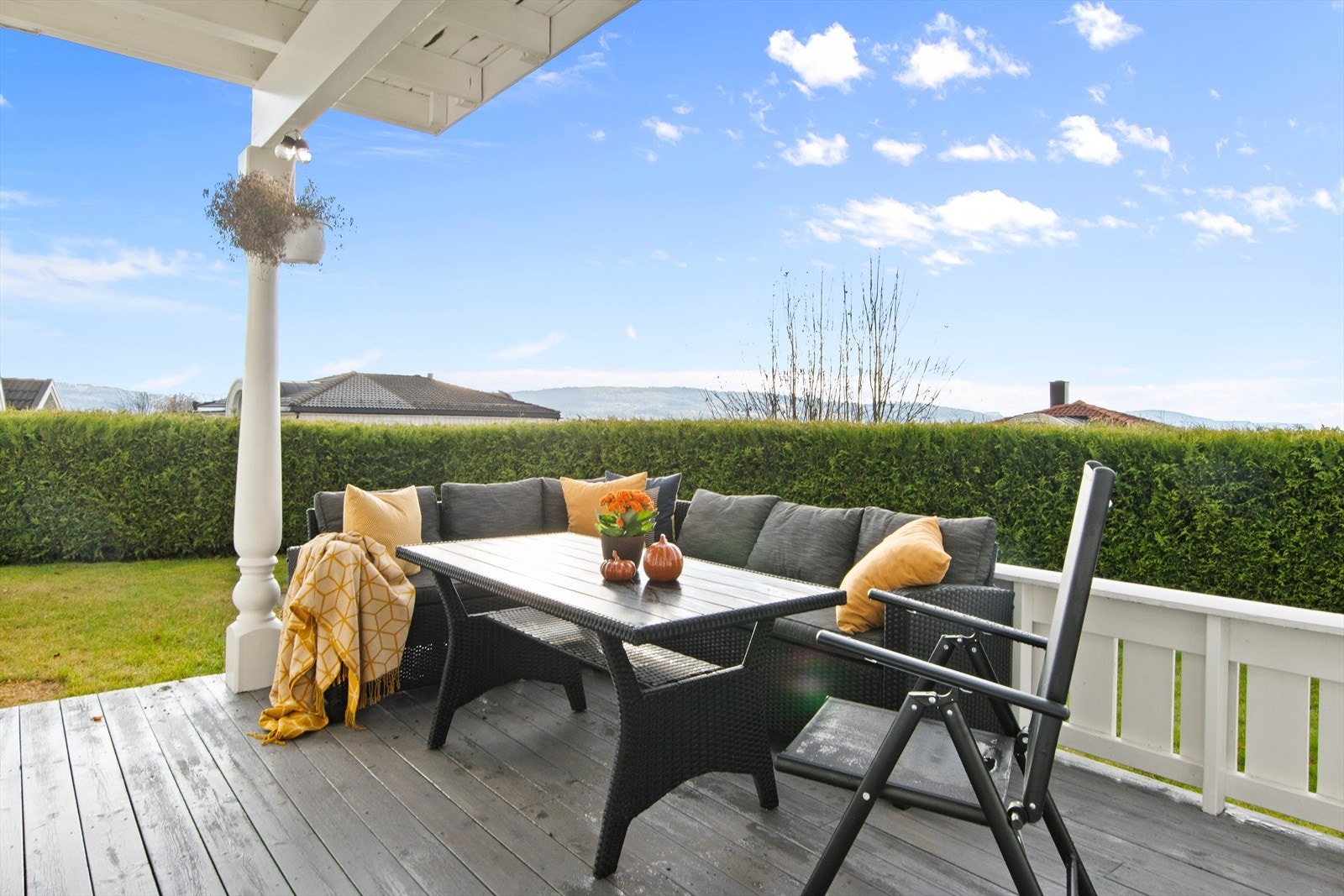 Her har det vært mer enn en koselig kveld meg "gjengen"! Fint med frodig og tett hekk som skjermer godt. Helt usjenert faktisk ! Galleribilde