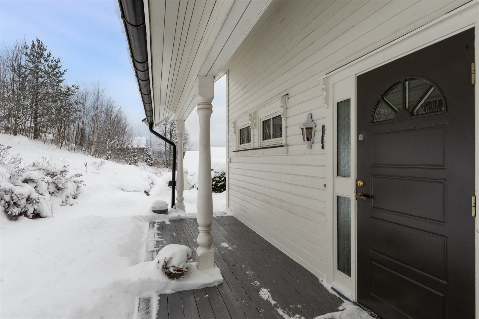 Inngangspartiet er takoverbygget og er en koselig plass for å nyte morgensolen! Galleribilde