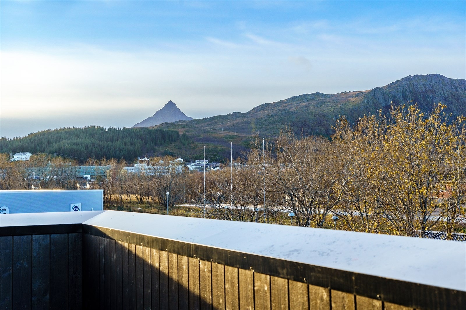 Balkong med nydelig utsikt over fjell og fjord. Galleribilde