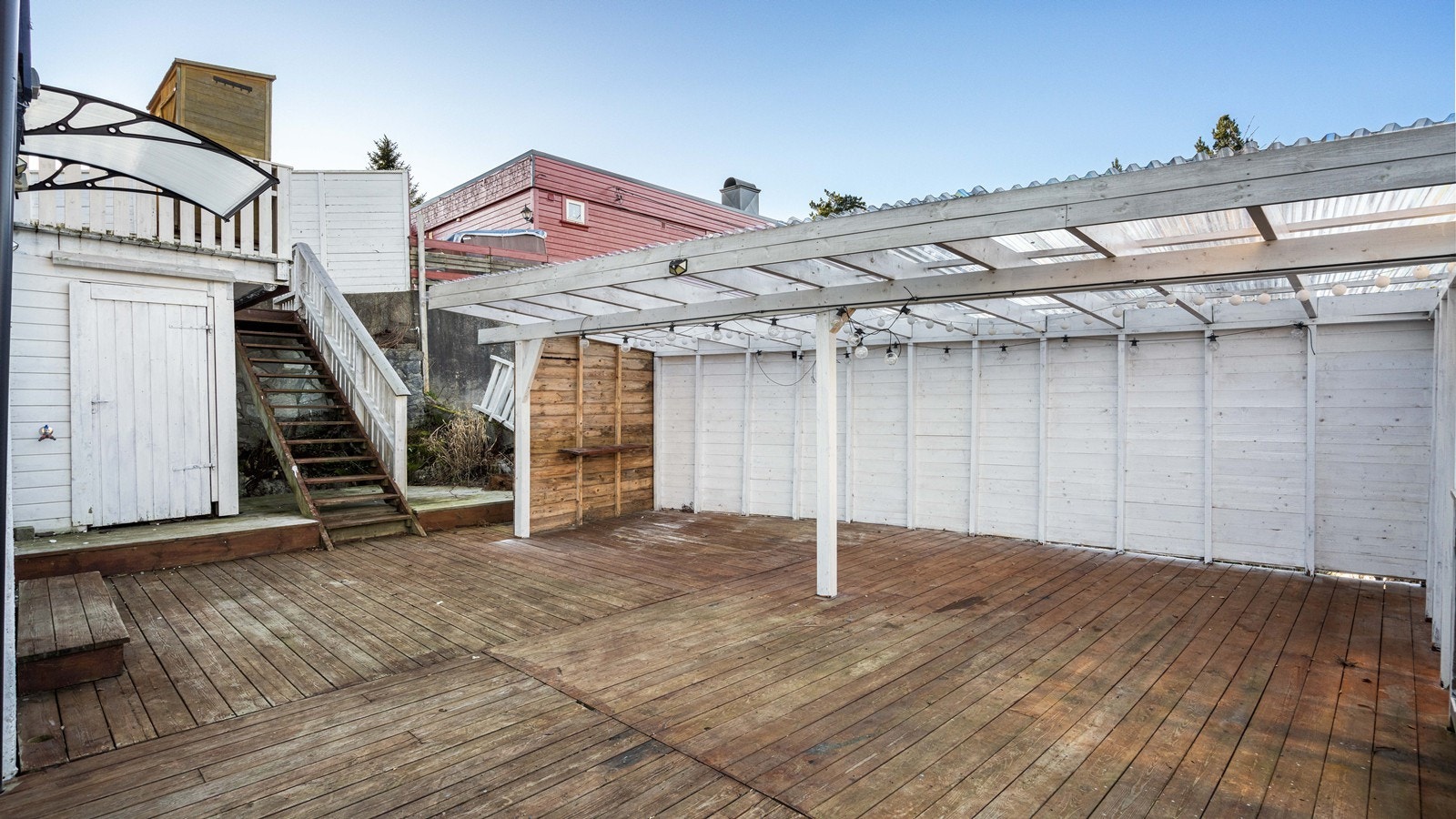 Stor, overbygget terrasse gir gode uteplasser gjennom hele året. Galleribilde