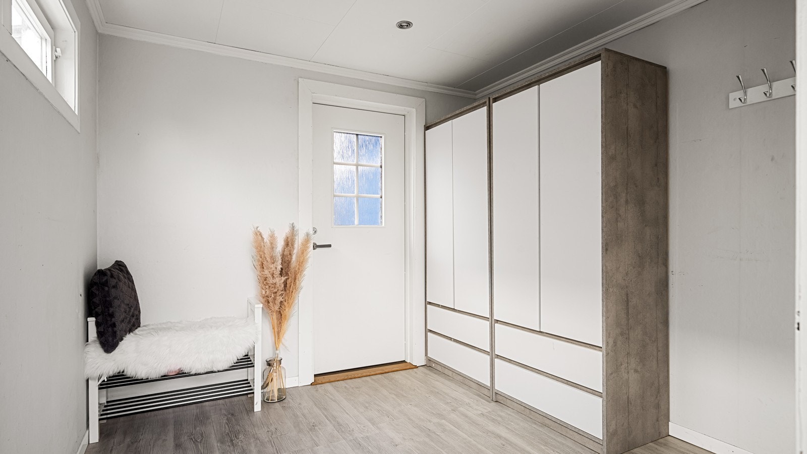 Lys og romslig entré med god plass til garderobe. Galleribilde