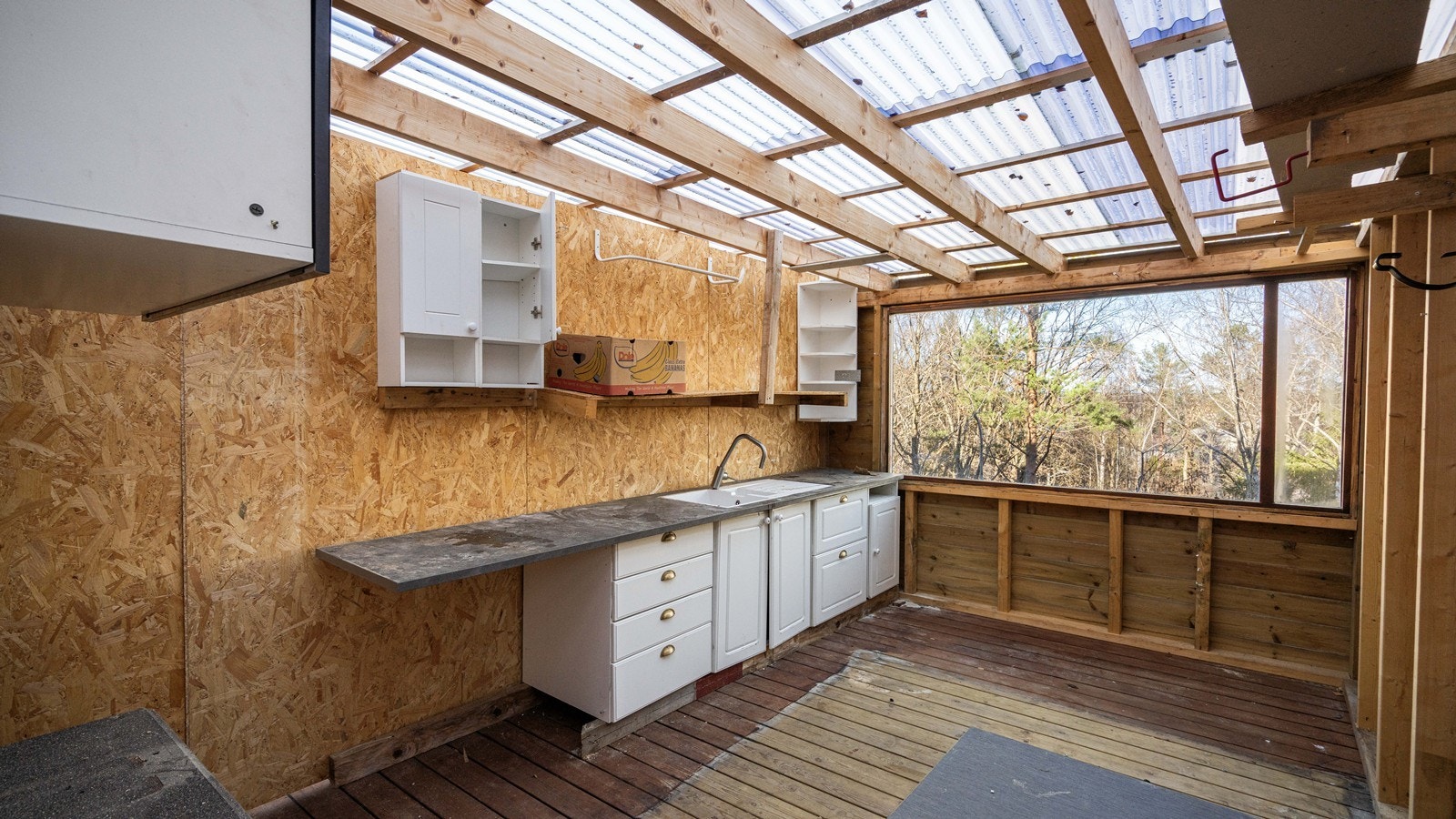 Romslig verkstedområde med benkplass og oppbevaringsmuligheter. Galleribilde