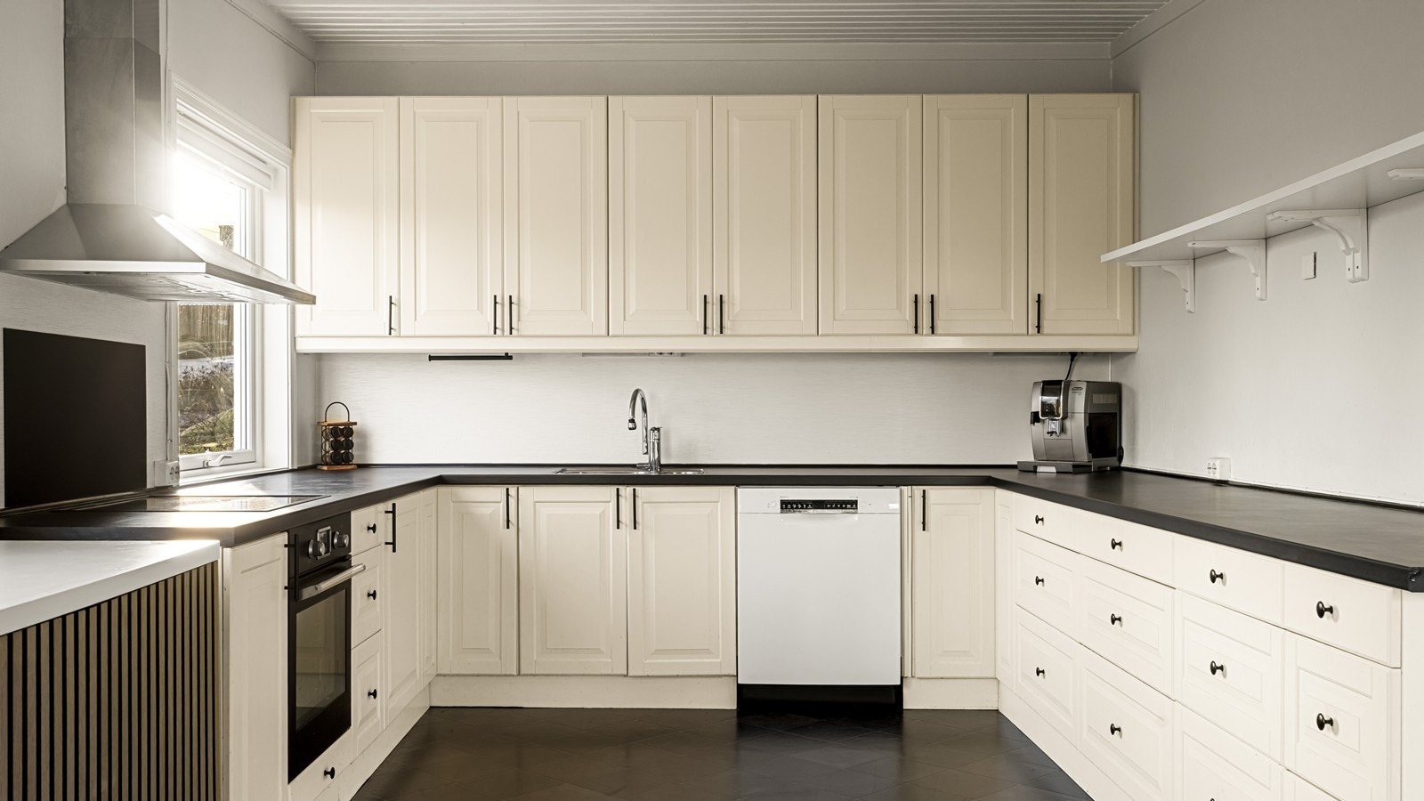 Stort og flott kjøkken med god benk- og skapplass. Galleribilde