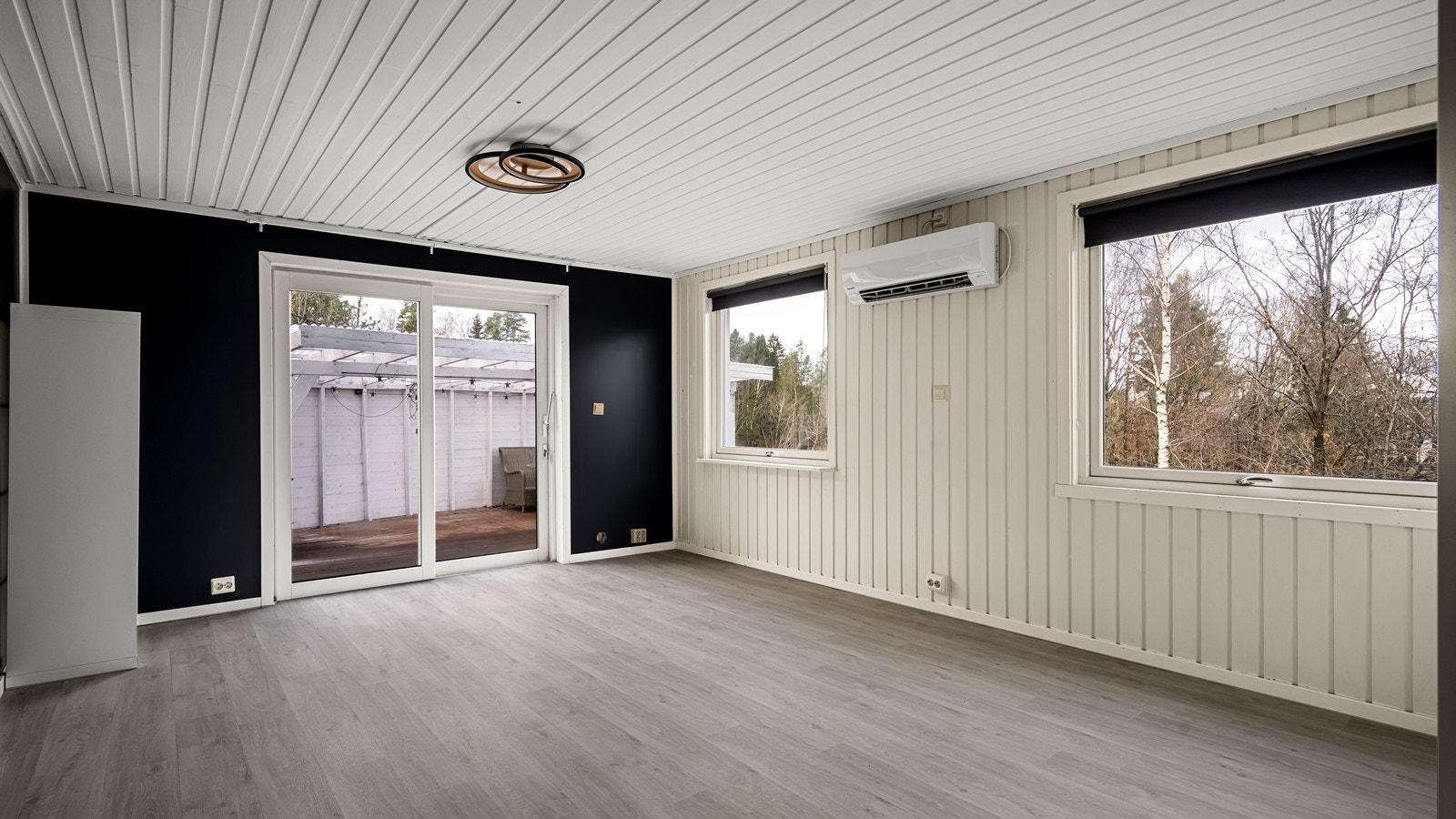 Direkte utgang til terrassen fra kjellerstuen Galleribilde