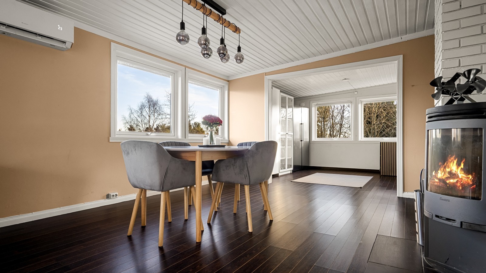 I stuen er det plass til både sofakrok og spisebord, og rommet kan innredes akkurat slik du ønsker Galleribilde