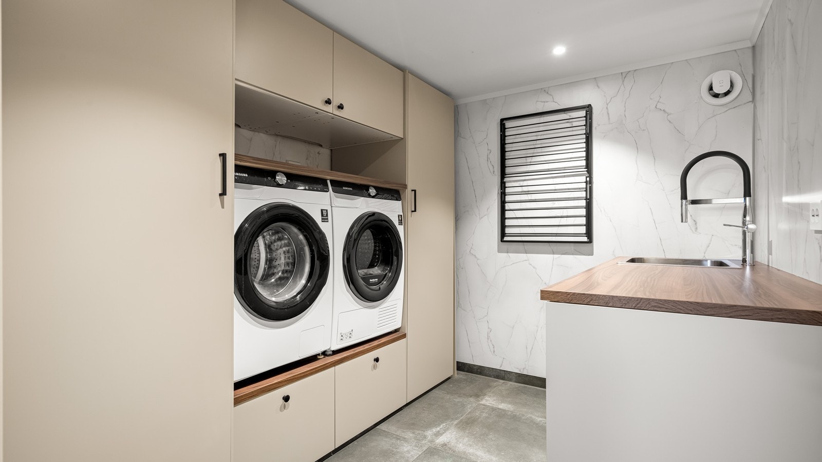 Praktisk vaskerom i tilknytning til badet. Galleribilde