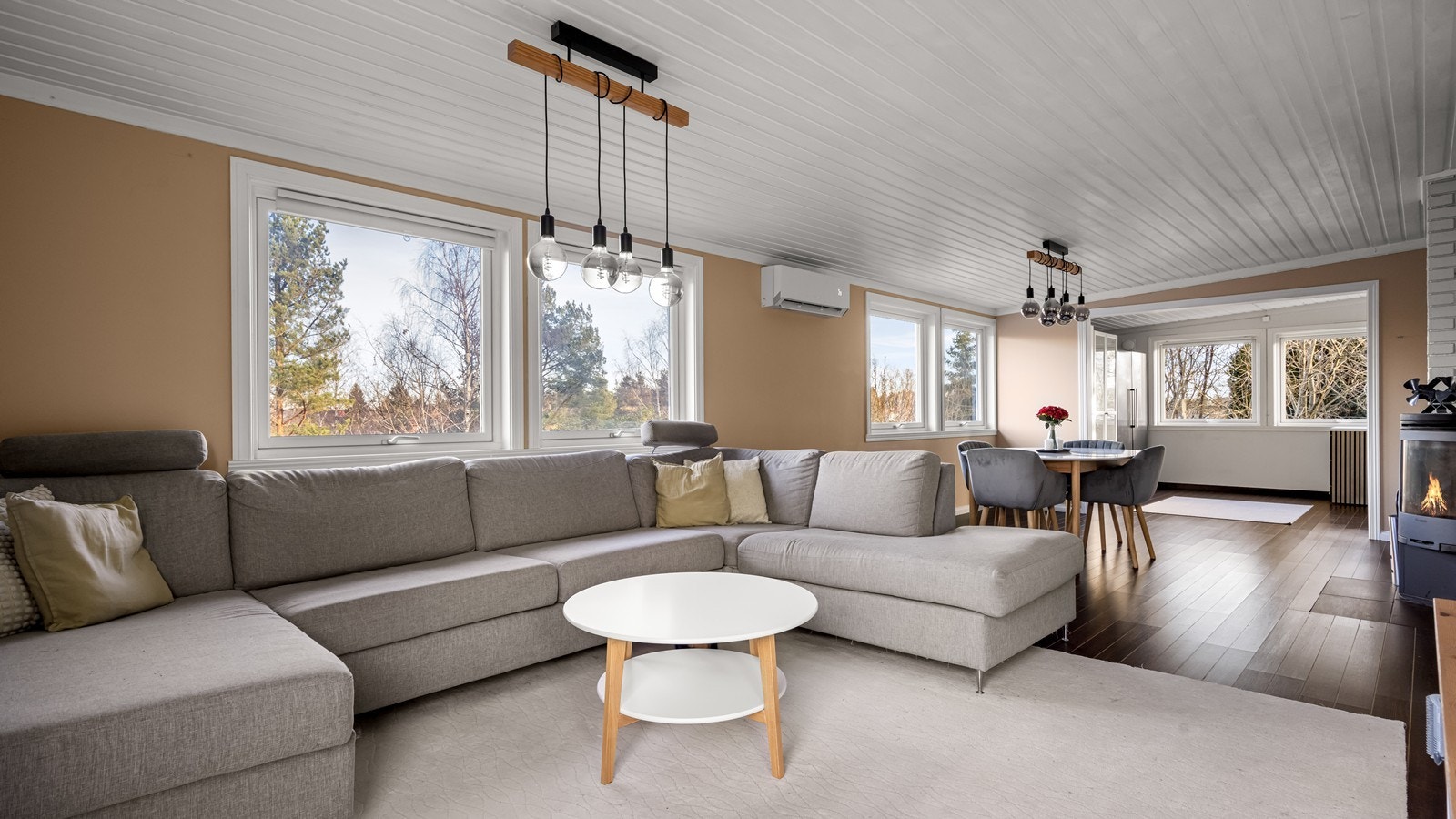 Stuen er stor, lys og luftig med gode møbleringsmuligheter. Den romslige peisovnen skaper en hyggelig og lun atmosfære, perfekt for kalde dager. Galleribilde