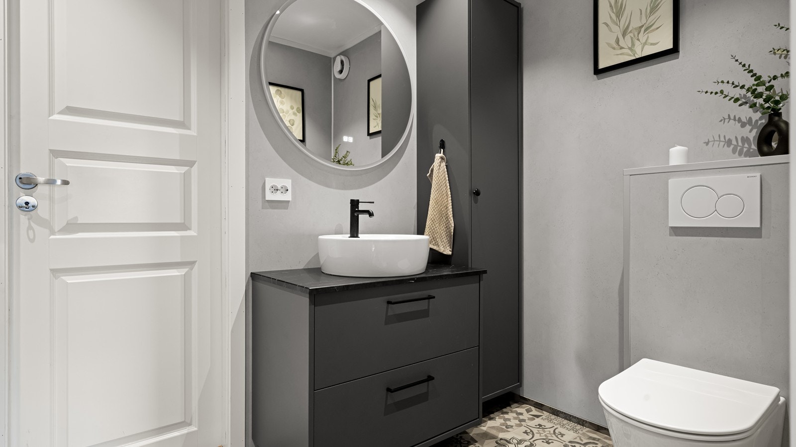 Delikat bad med moderne løsninger og klassiske detaljer. Galleribilde