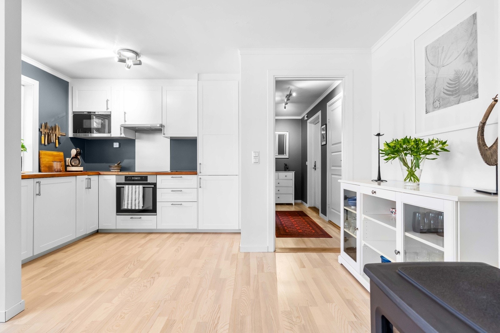 Kjøkken med IKEA-kjøkkeninnredning fra 2015, med profilerte fronter. Galleribilde