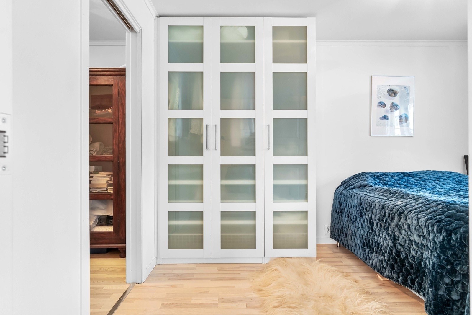 Hovedsoverommet er romslig, med god plass til dobbeltseng og garderobeløsninger. Galleribilde