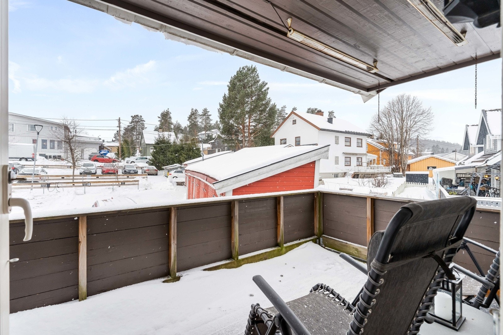 Fra stuen er det utgang til balkong på ca. 8 kvm, som fungerer som en naturlig forlengelse av oppholdsrommet på sommeren. Galleribilde