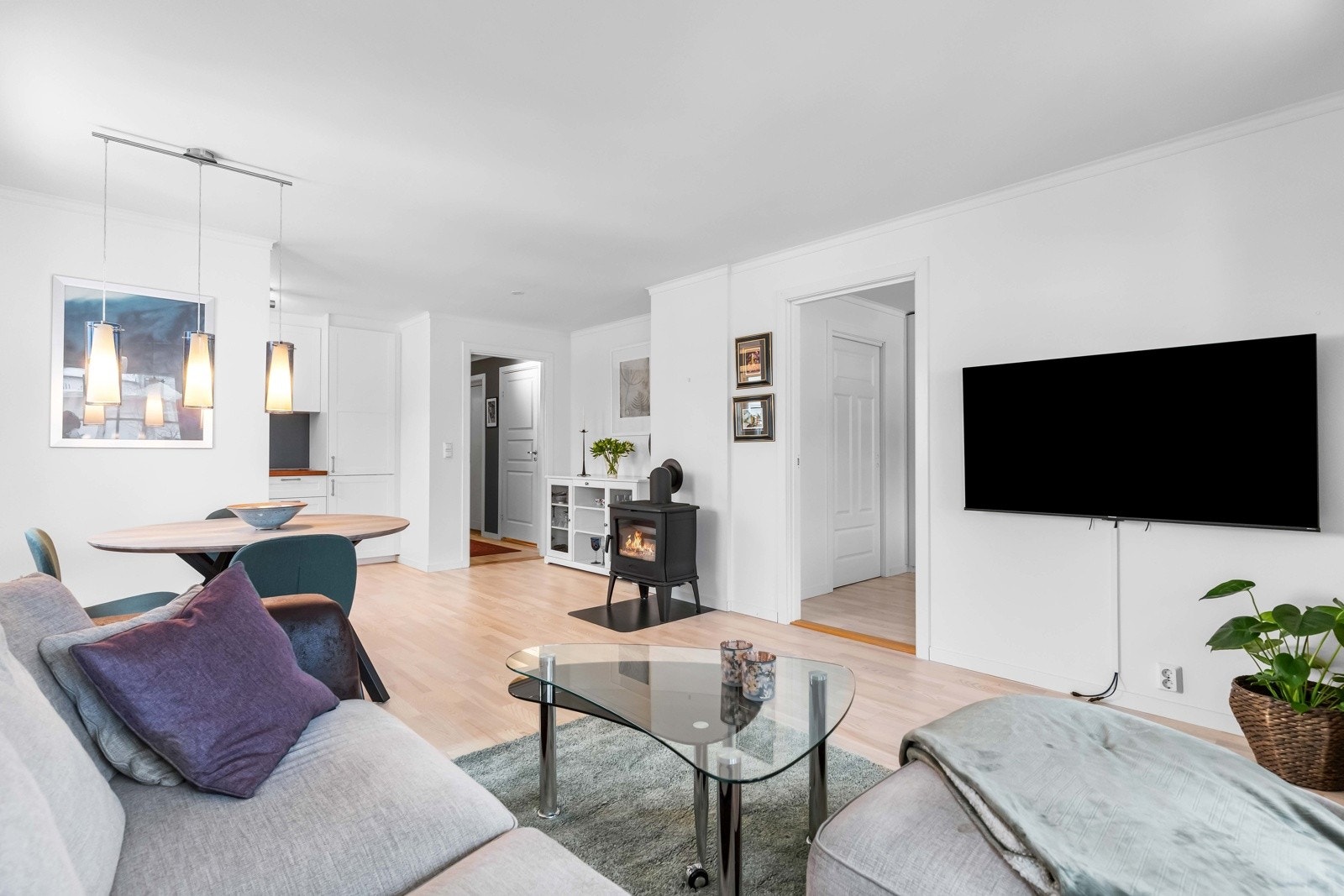 Stuen ligger i en åpen løsning med kjøkkenet, som gir en luftig, funksjonell og sosial planløsning. Galleribilde