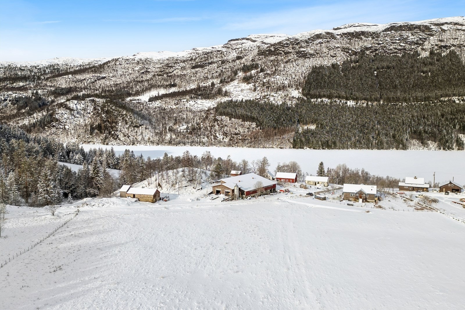 Landbrukseiendommen Øvraland ved Fjellgardsvatnet har en idyllisk beliggenhet omgitt av fjell, vann og frodig kulturlandskap. Galleribilde