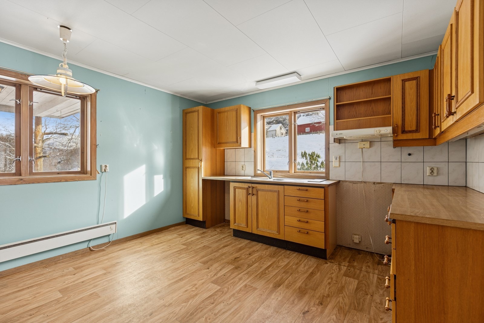 Kjøkkenet har profilerte fronter og laminat benkeplate. Galleribilde